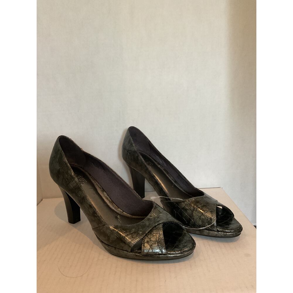 Life Stride- Faux Leather Snake Embossed Peak Toe -Stacked Heels-Pearl Gray-9.5W